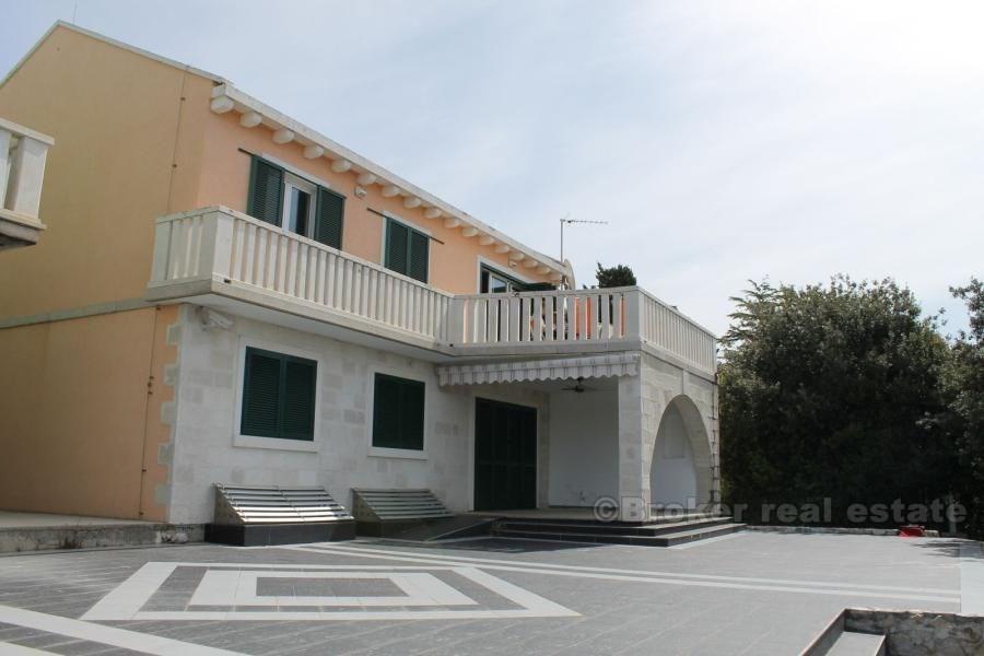 Nybyggd villa, till salu