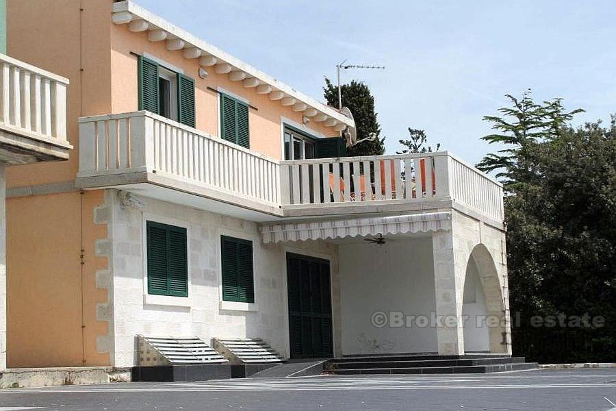 Nybyggd villa, till salu