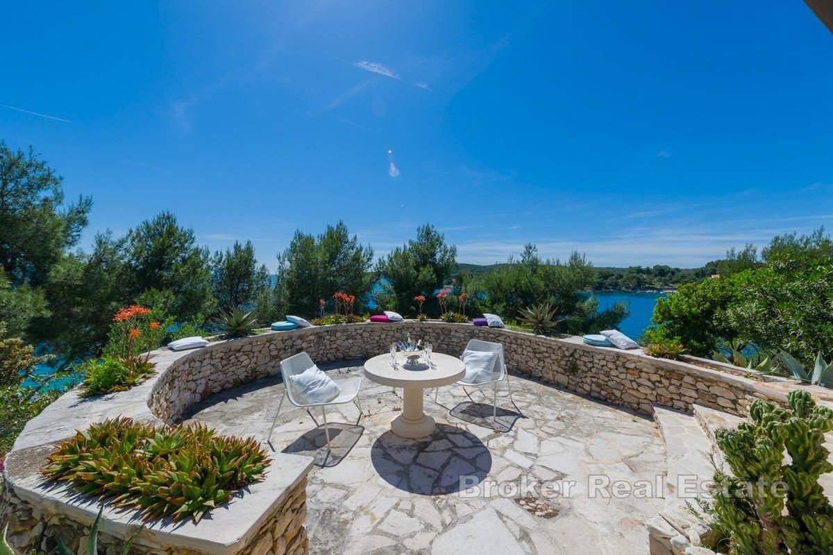 En attraktiv fastighet med unikt läge vid havet