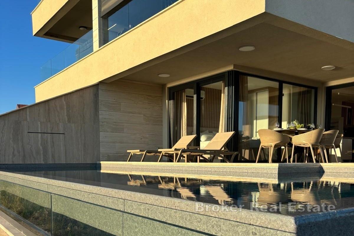 Lägenhet första raden mot havet med pool