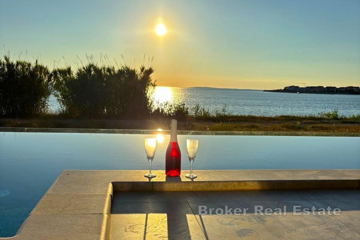 Lägenhet första raden mot havet med pool