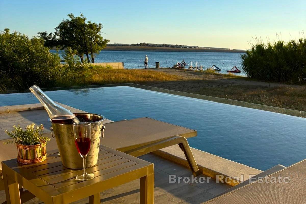 Lägenhet första raden mot havet med pool