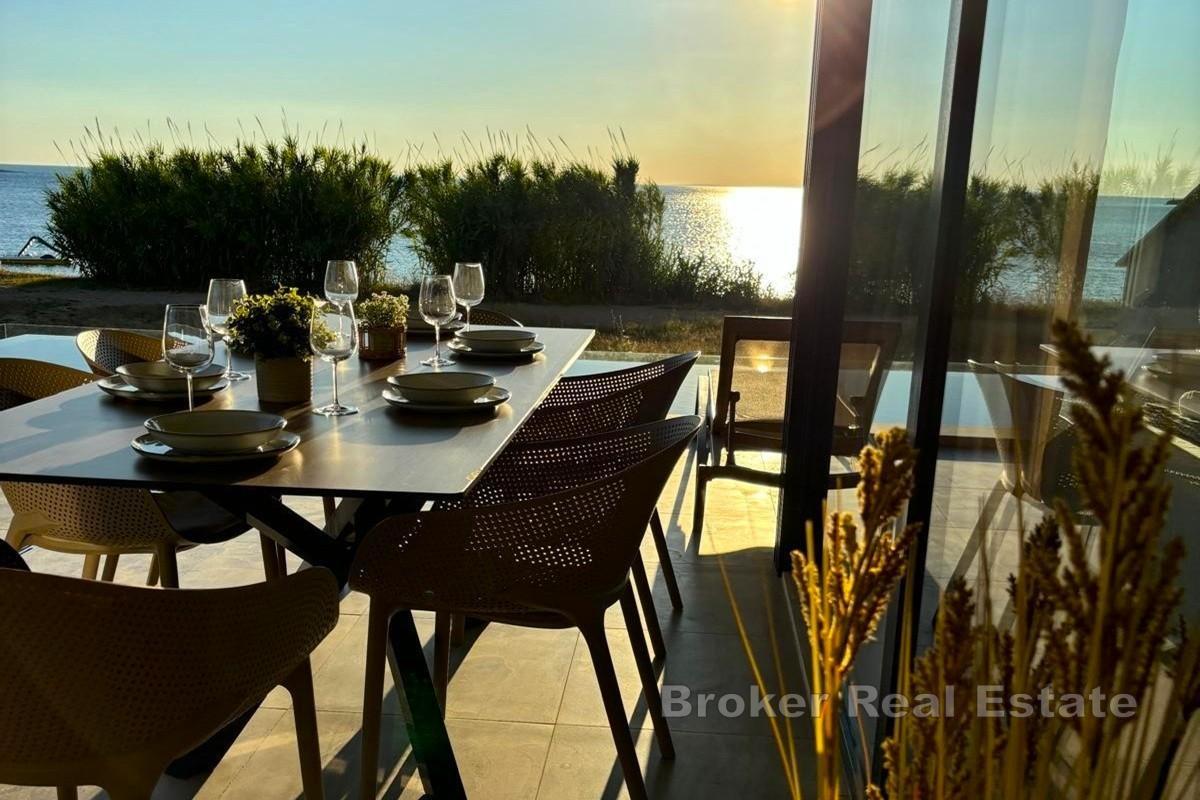 Apartament w pierwszym rzędzie do morza z basenem