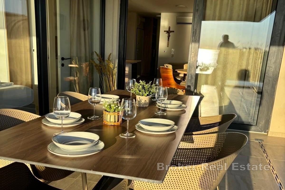 Apartman prvi red do mora s bazenom