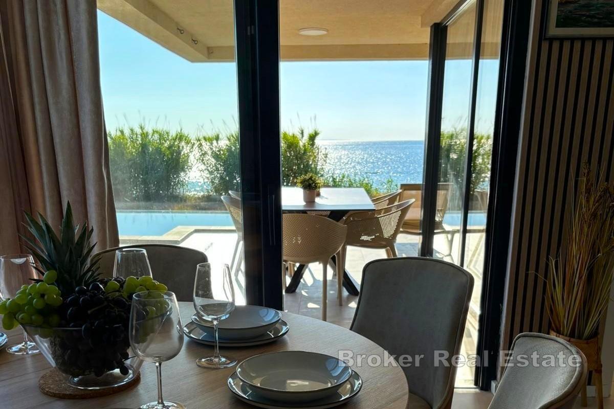 Lägenhet första raden mot havet med pool