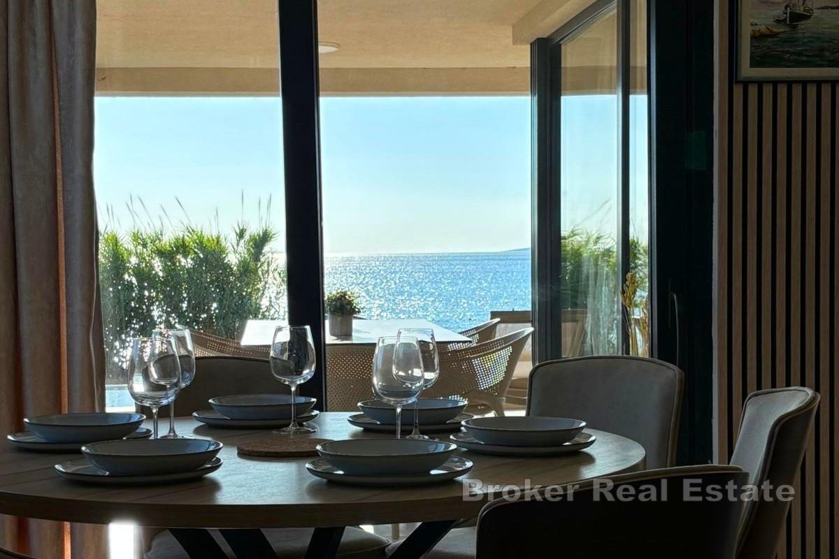 Lägenhet första raden mot havet med pool