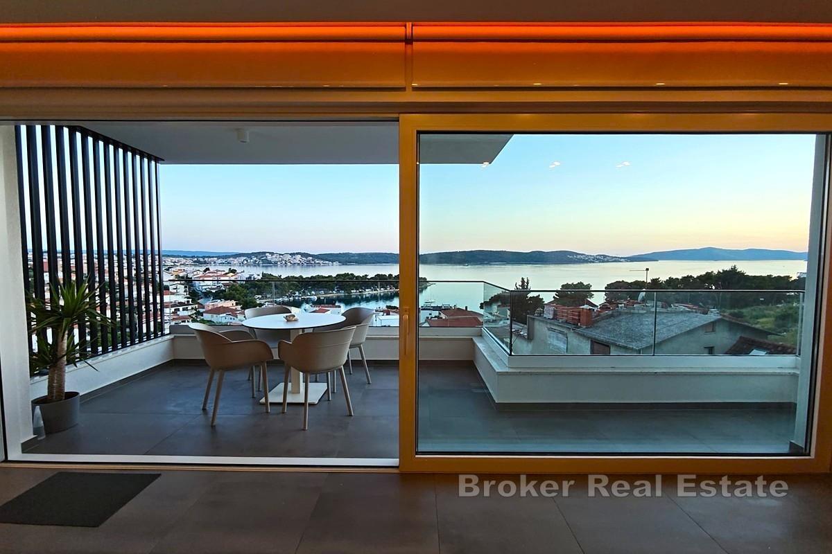Penthouse de luxe avec terrasse sur le toit et vue panoramique sur la mer