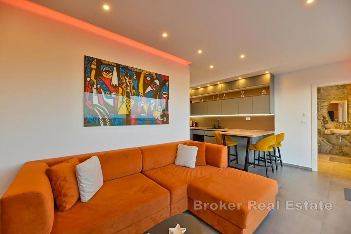 Luxusní penthouse se střešní terasou a panoramatickým výhledem na moře