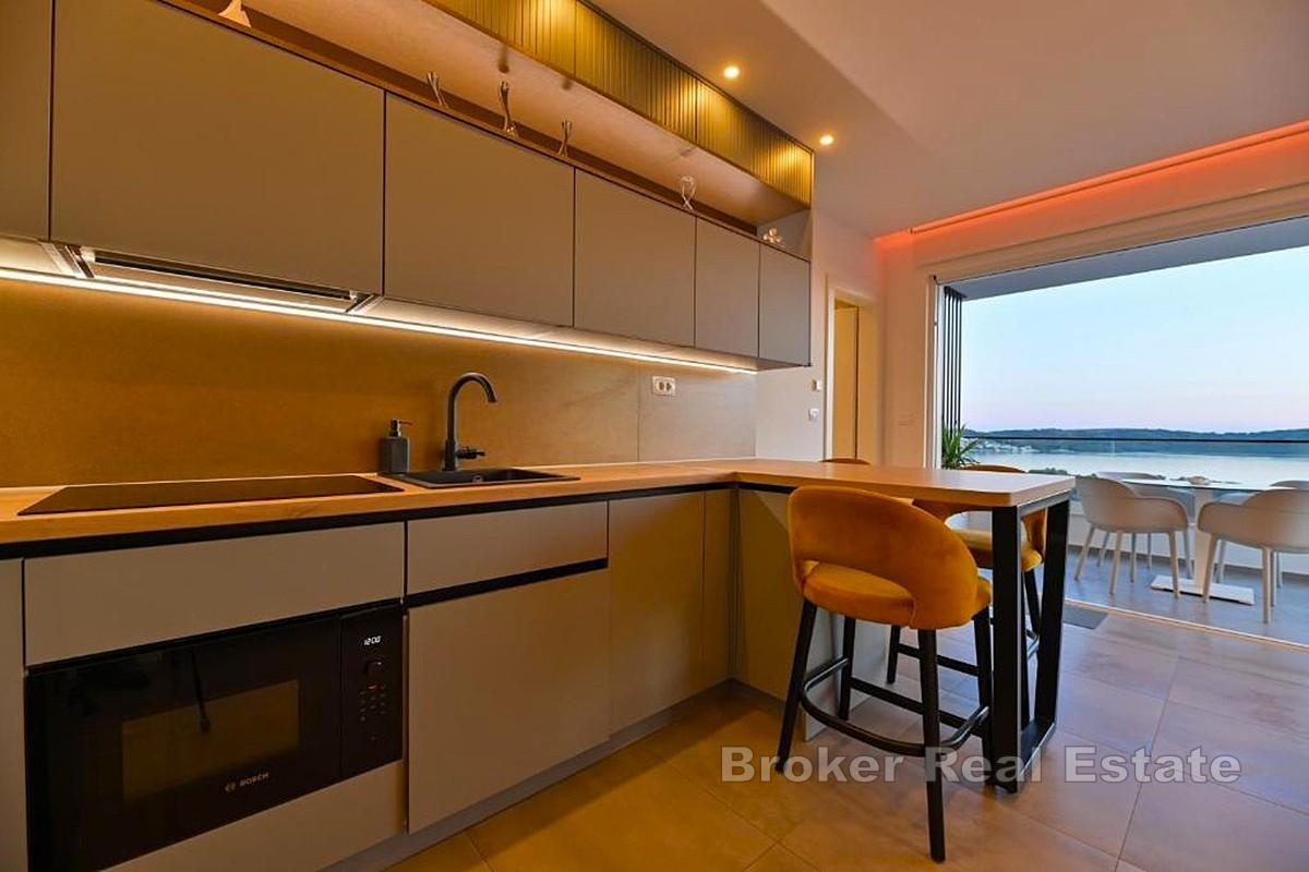 Luxusní penthouse se střešní terasou a panoramatickým výhledem na moře