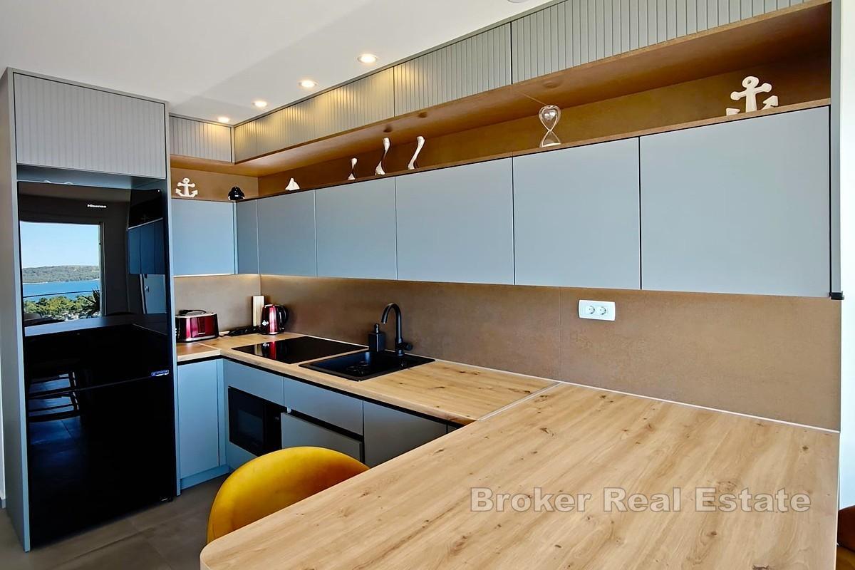 Luksuzni penthouse s krovnom terasom i panoramskim pogledom na more