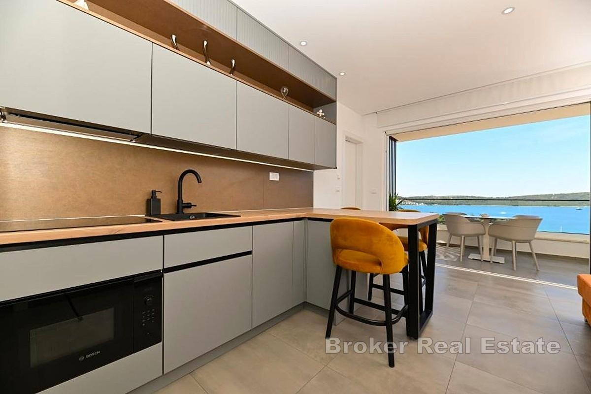 Penthouse de luxe avec terrasse sur le toit et vue panoramique sur la mer