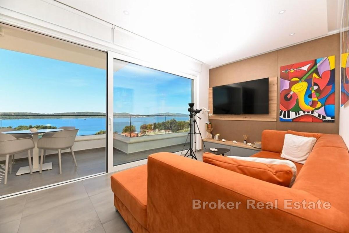 Penthouse de luxe avec terrasse sur le toit et vue panoramique sur la mer