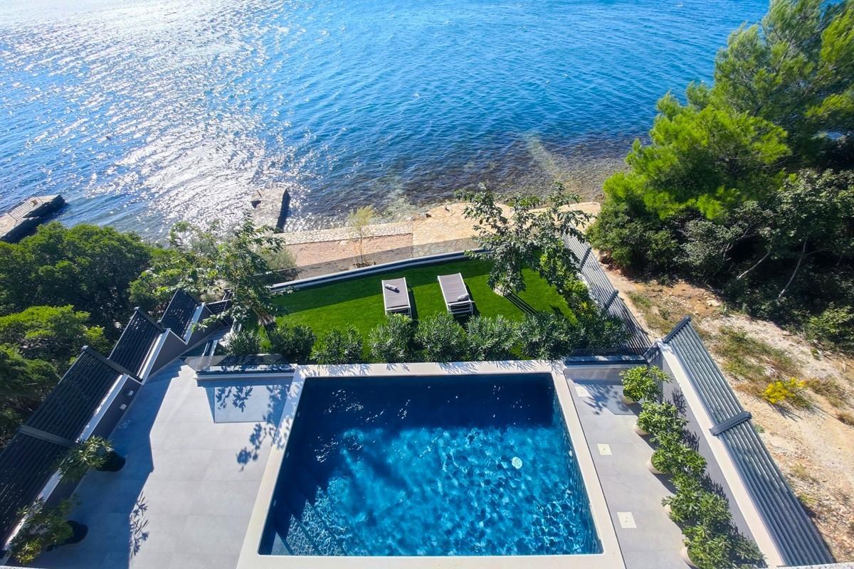 001-2021-420-near-zadar-villa-first-row-to-the-sea-for-sale