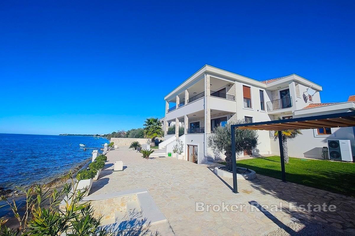 Средиземноморская вилла в первом ряду от моря