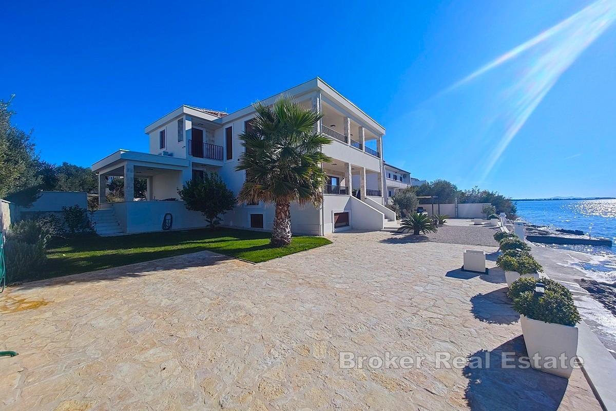 Средиземноморская вилла в первом ряду от моря