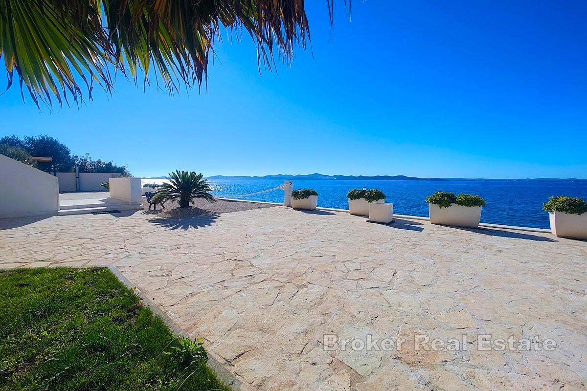 Средиземноморская вилла в первом ряду от моря