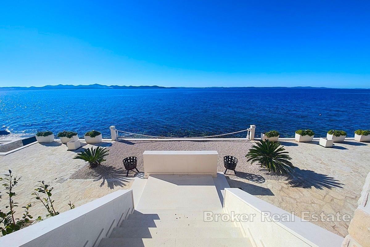 Средиземноморская вилла в первом ряду от моря