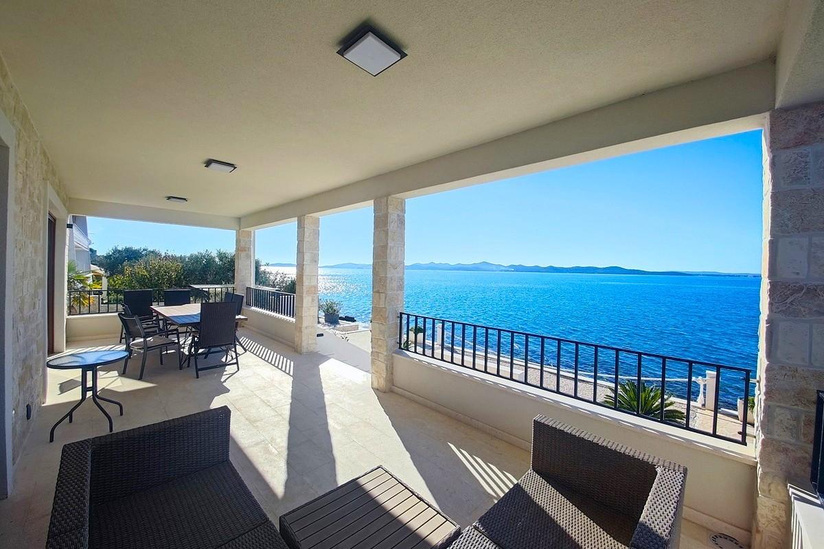 Средиземноморская вилла в первом ряду от моря