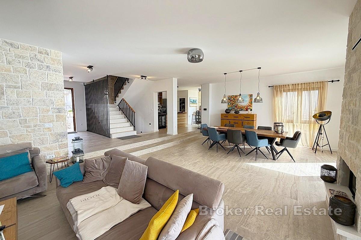 Средиземноморская вилла в первом ряду от моря