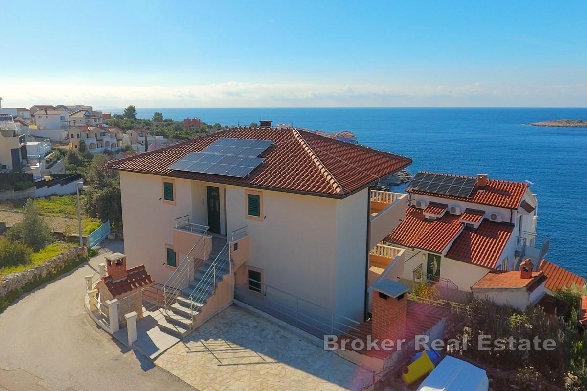 Apartmenthaus mit Pool und Panoramablick aufs Meer