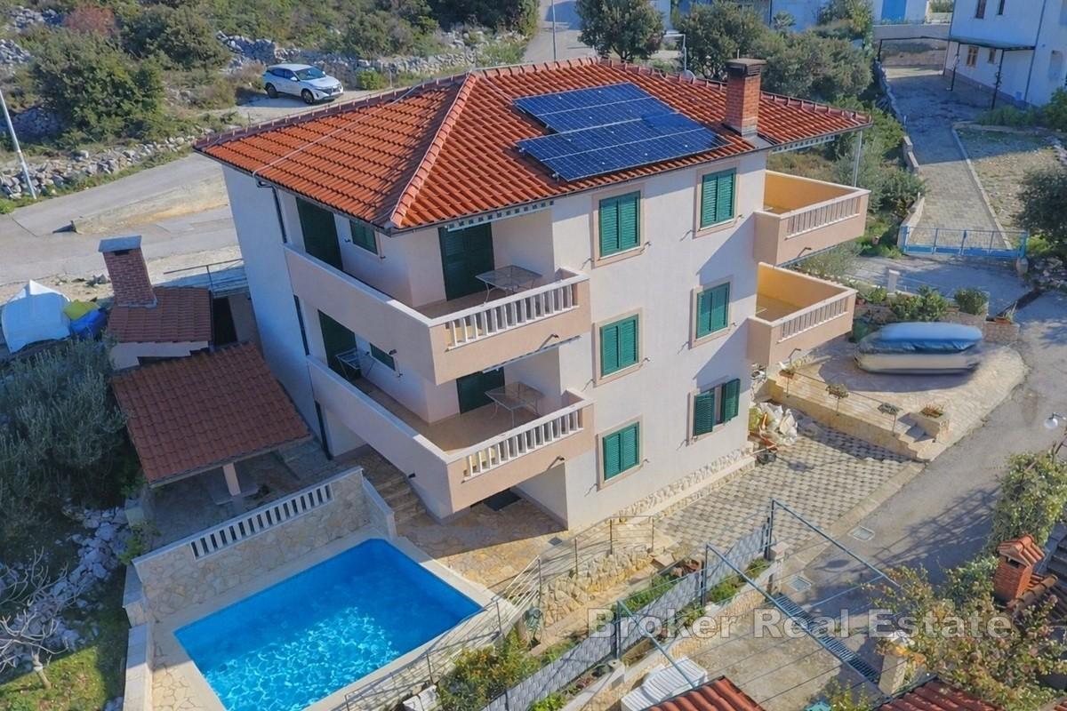 Apartmenthaus mit Pool und Panoramablick aufs Meer