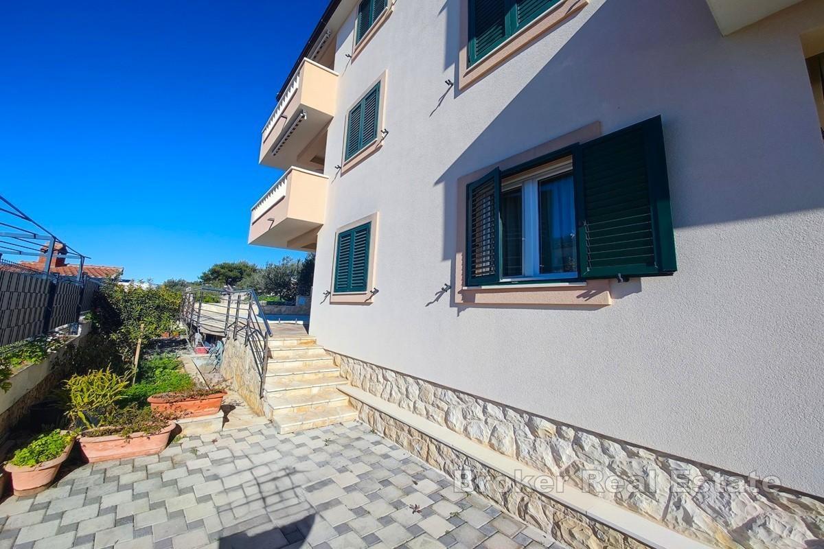 Apartmenthaus mit Pool und Panoramablick aufs Meer