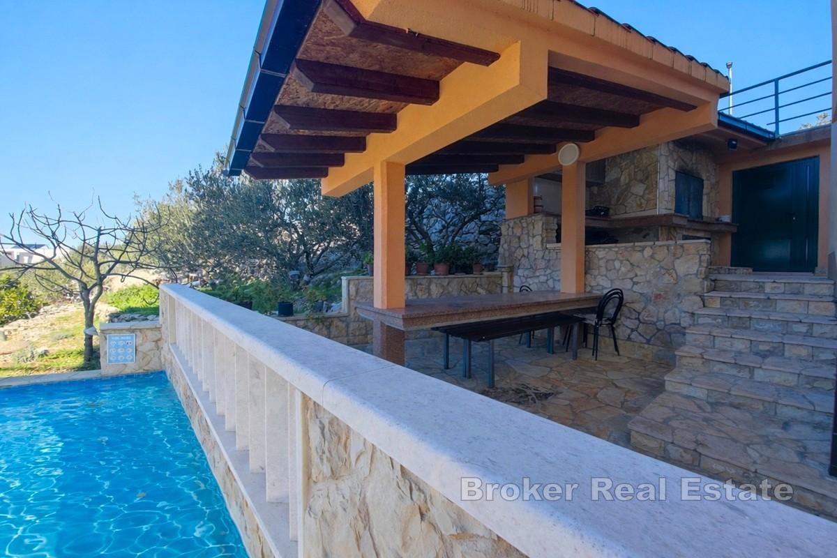 Apartmenthaus mit Pool und Panoramablick aufs Meer