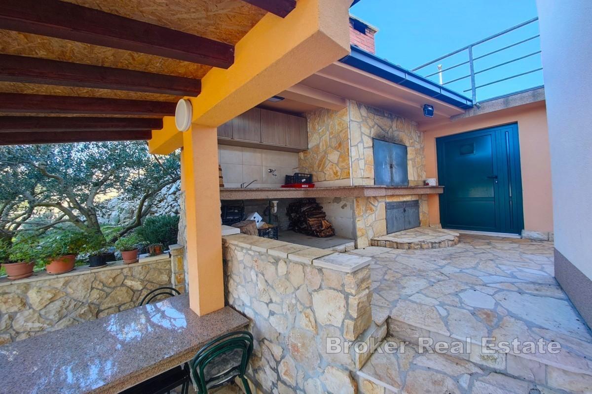 Apartmenthaus mit Pool und Panoramablick aufs Meer