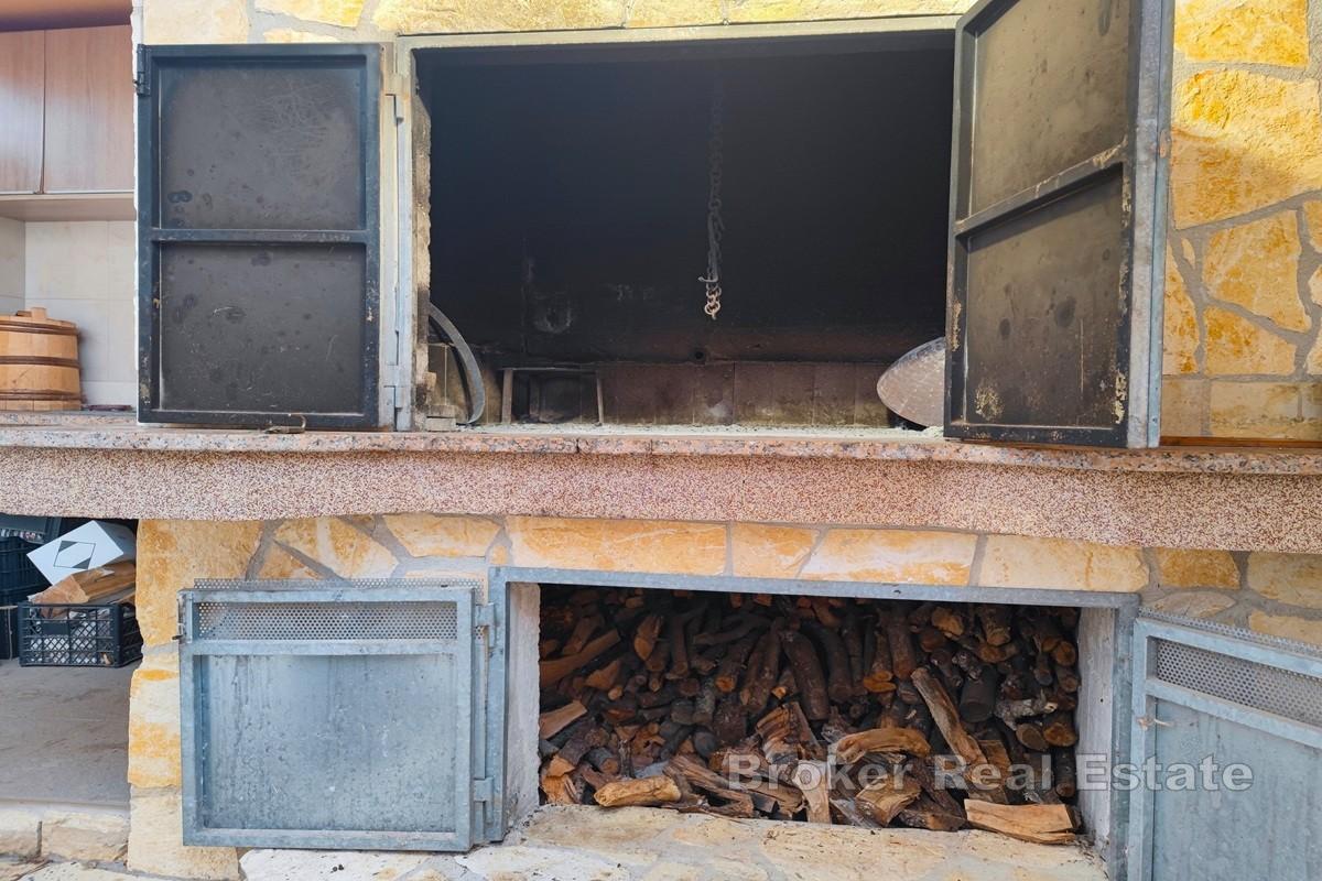 Жилой комплекс с бассейном и панорамным видом на море