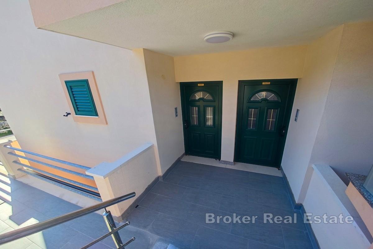 Apartmenthaus mit Pool und Panoramablick aufs Meer