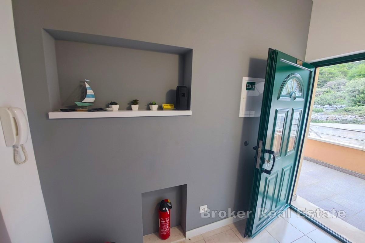 Apartmenthaus mit Pool und Panoramablick aufs Meer