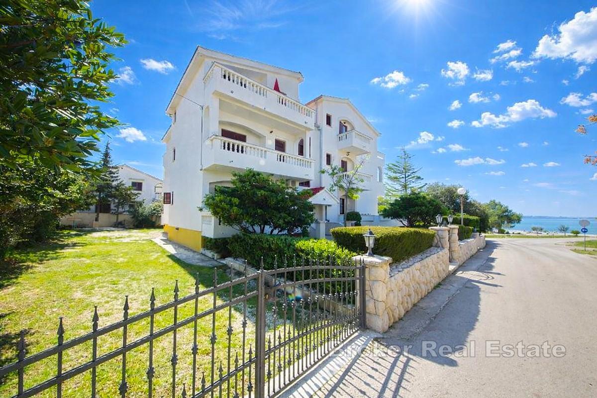 Lägenhetshus första raden mot havet