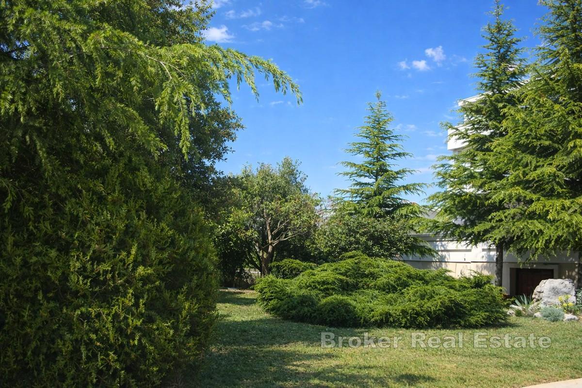 Leilighetshus i første rad mot sjøen