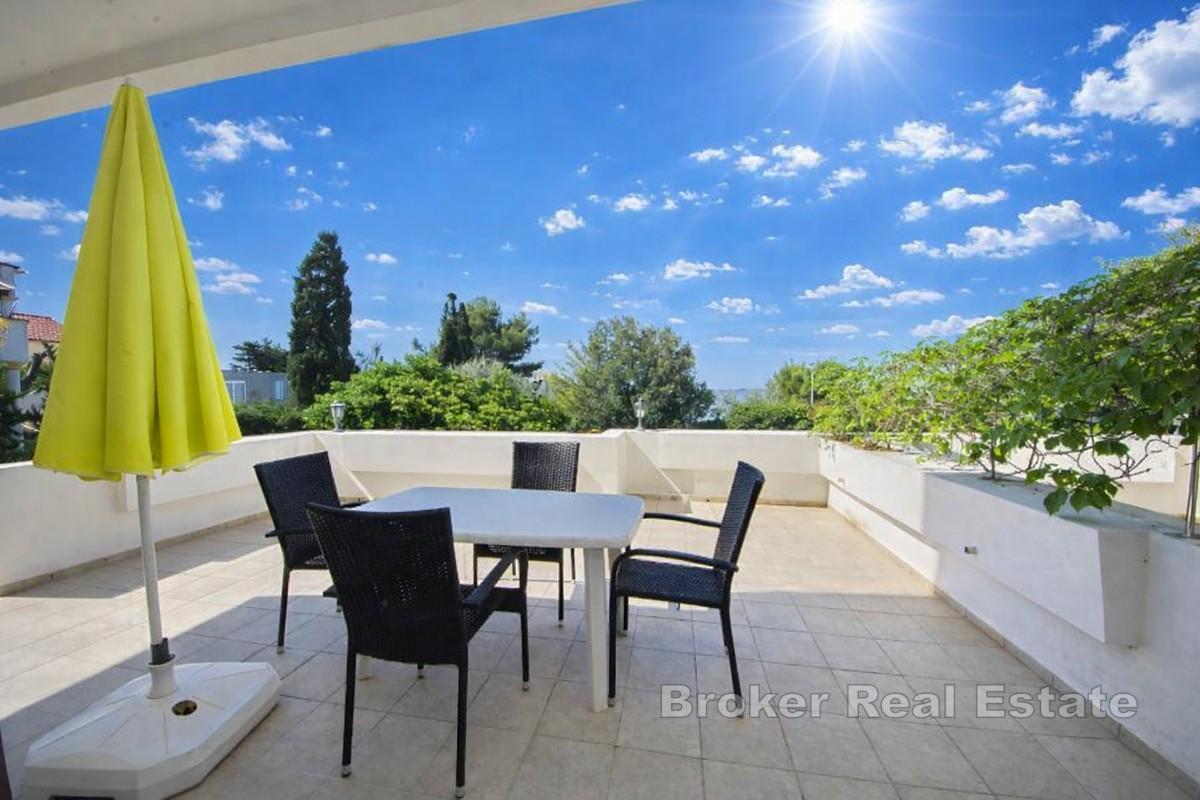 Leilighetshus i første rad mot sjøen