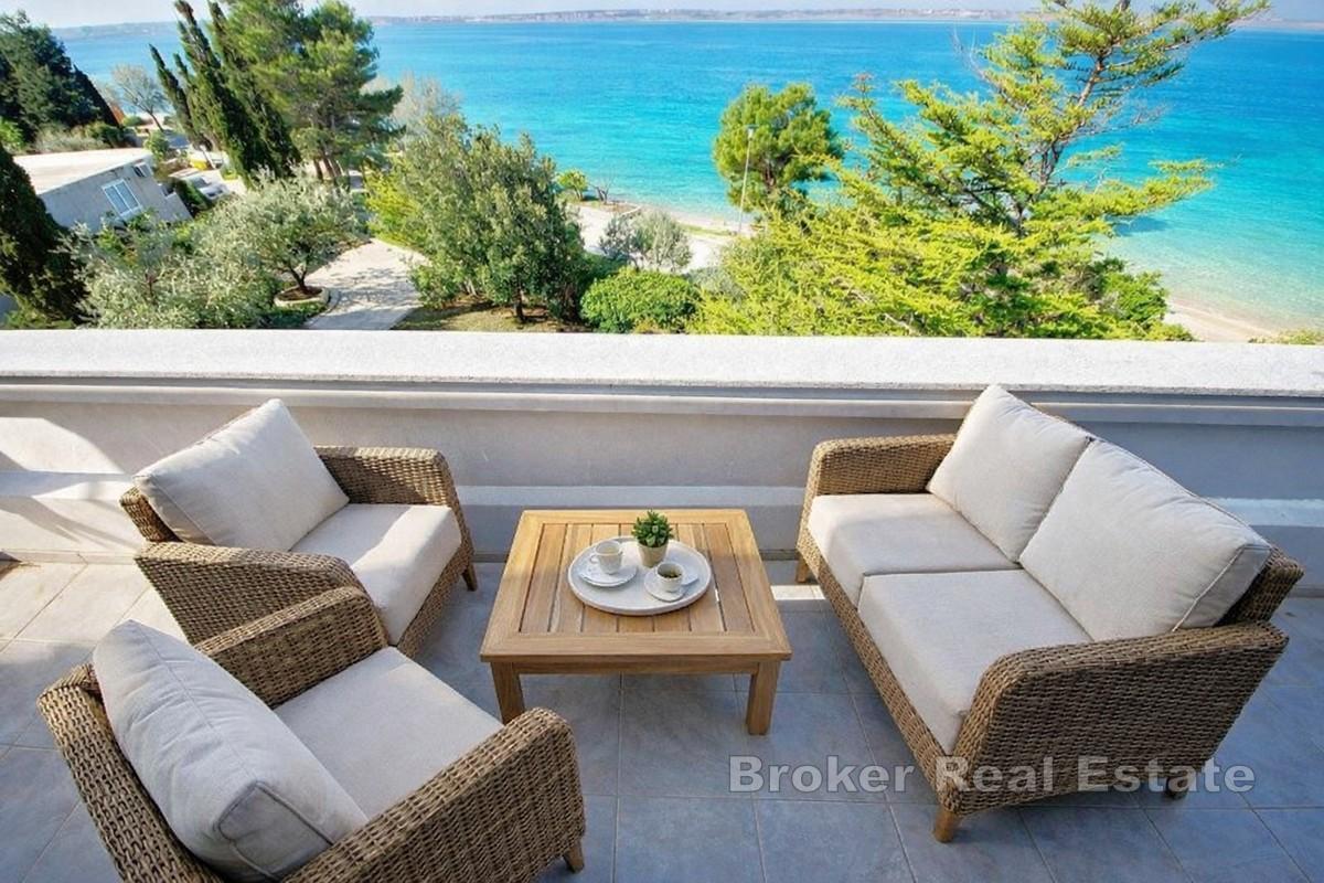 Leilighetshus i første rad mot sjøen