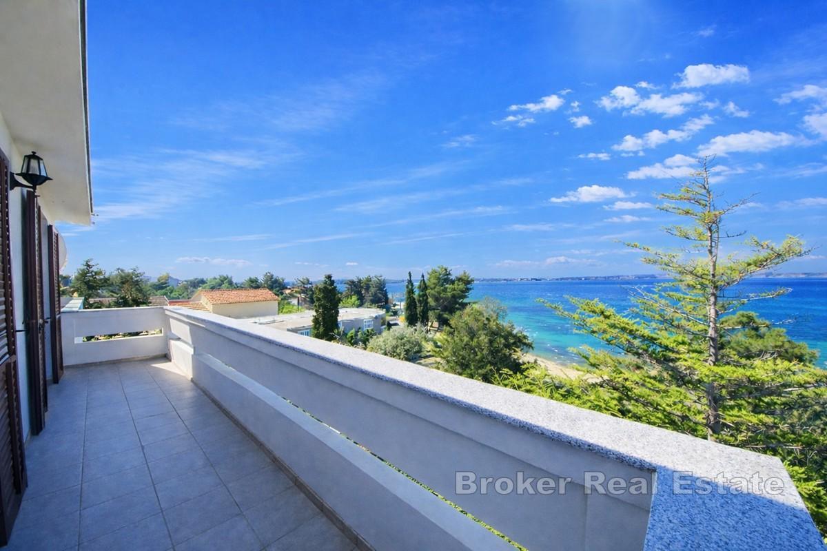 Leilighetshus i første rad mot sjøen