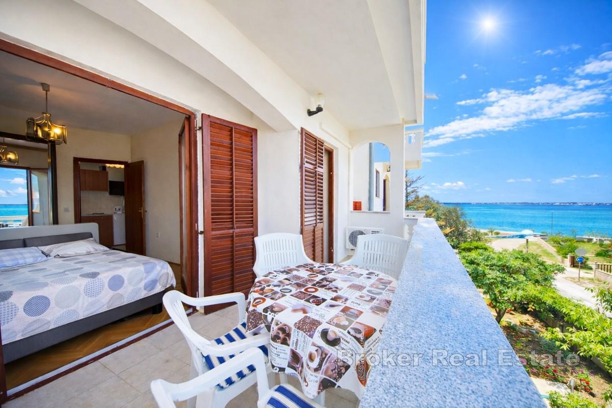 Lägenhetshus första raden mot havet