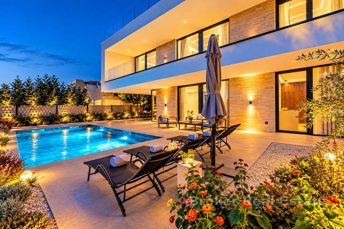 Moderne Luxusvilla mit Pool und Meerblick