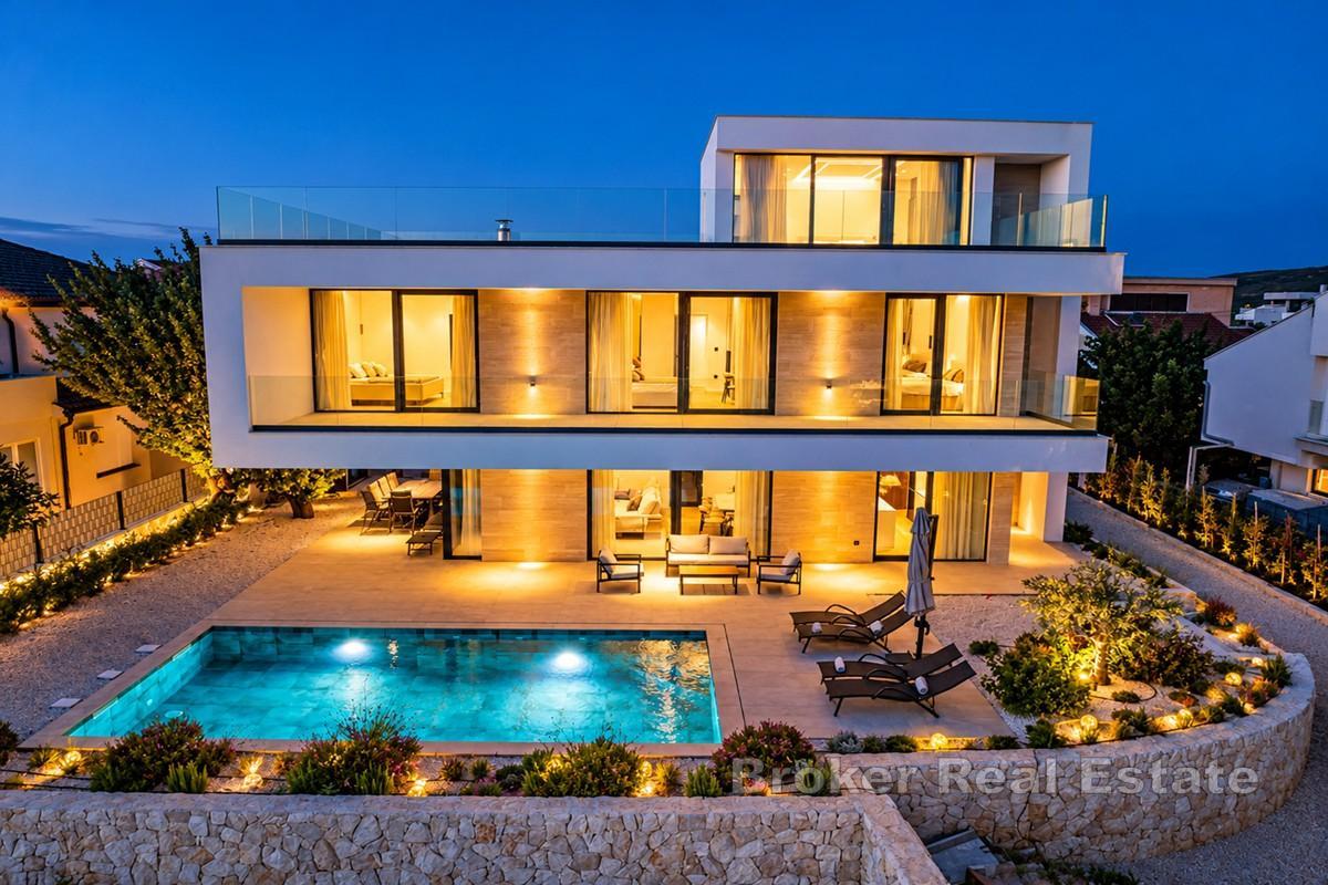 Moderne Luxusvilla mit Pool und Meerblick