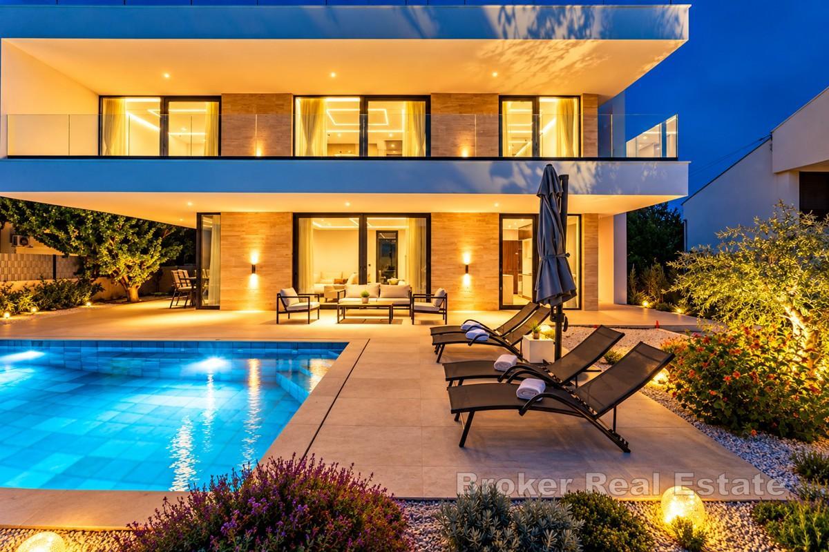 Moderne Luxusvilla mit Pool und Meerblick