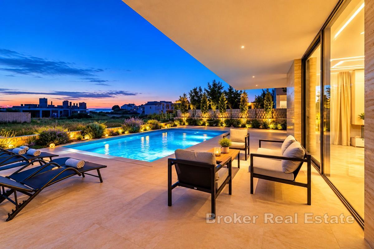 Moderne Luxusvilla mit Pool und Meerblick