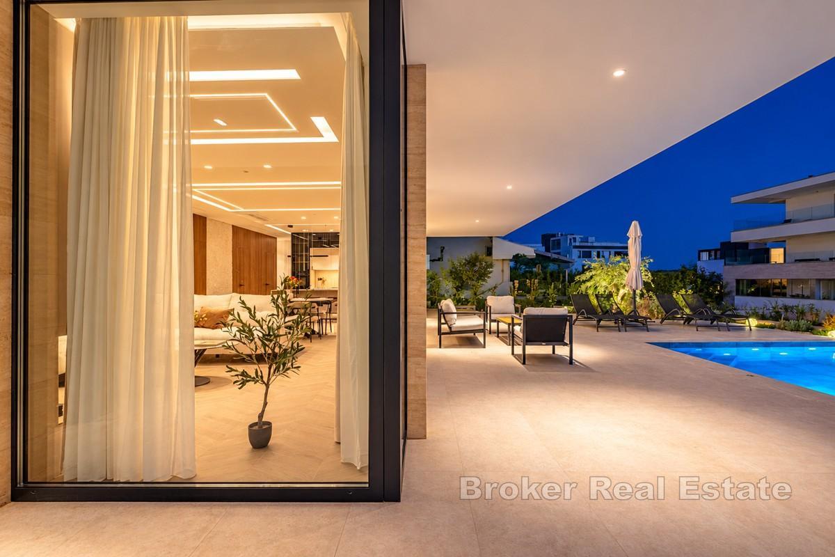 Moderne Luxusvilla mit Pool und Meerblick