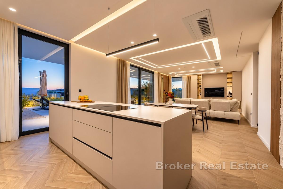 Moderne Luxusvilla mit Pool und Meerblick