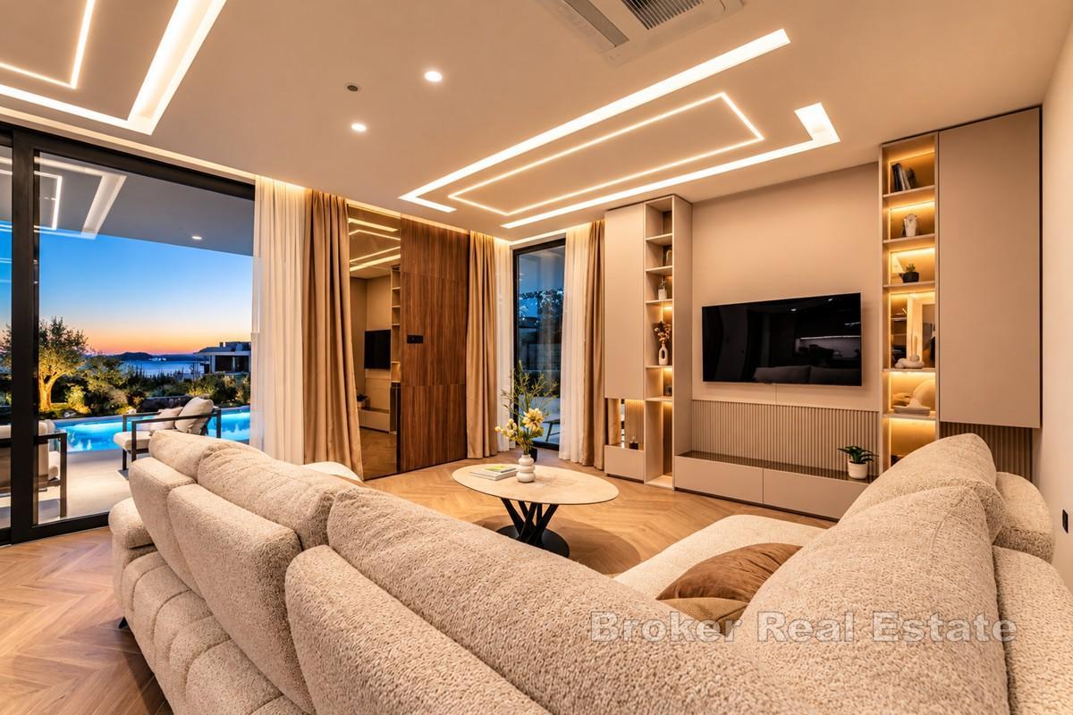 Moderne Luxusvilla mit Pool und Meerblick