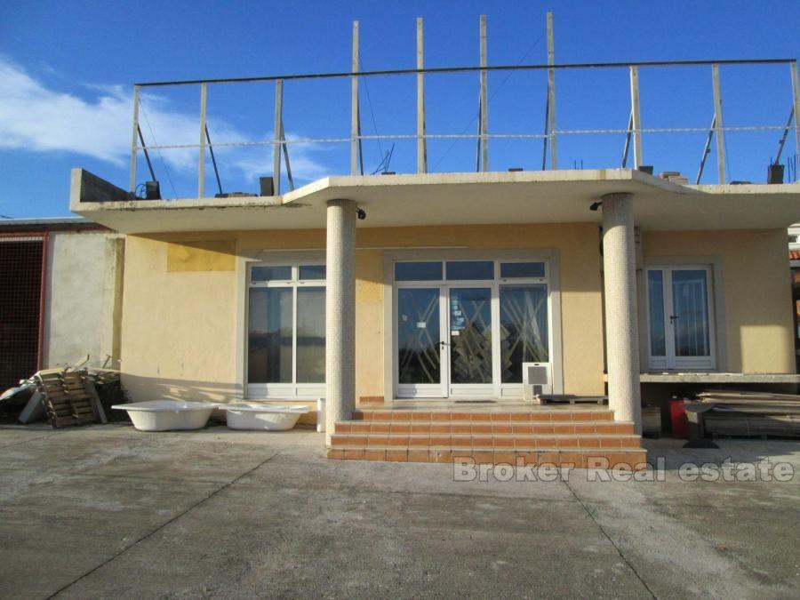 Business object of 490m2, on land of 600m2