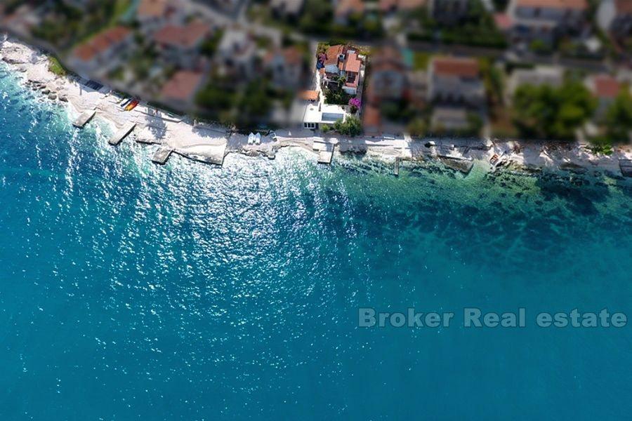 House first row to the sea with direct access to the beach