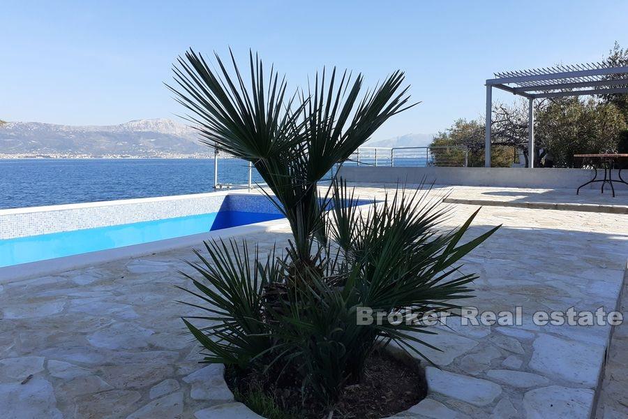 House first row to the sea with direct access to the beach