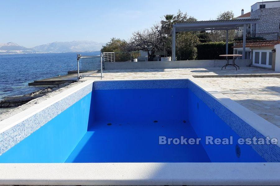 House first row to the sea with direct access to the beach