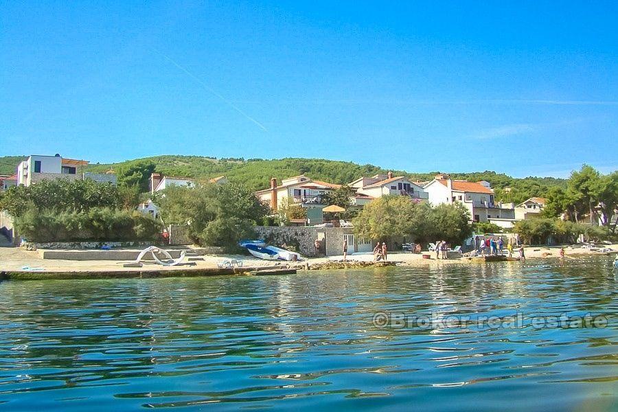 House first row to the sea with direct access to the beach