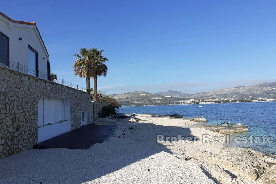 House first row to the sea with direct access to the beach
